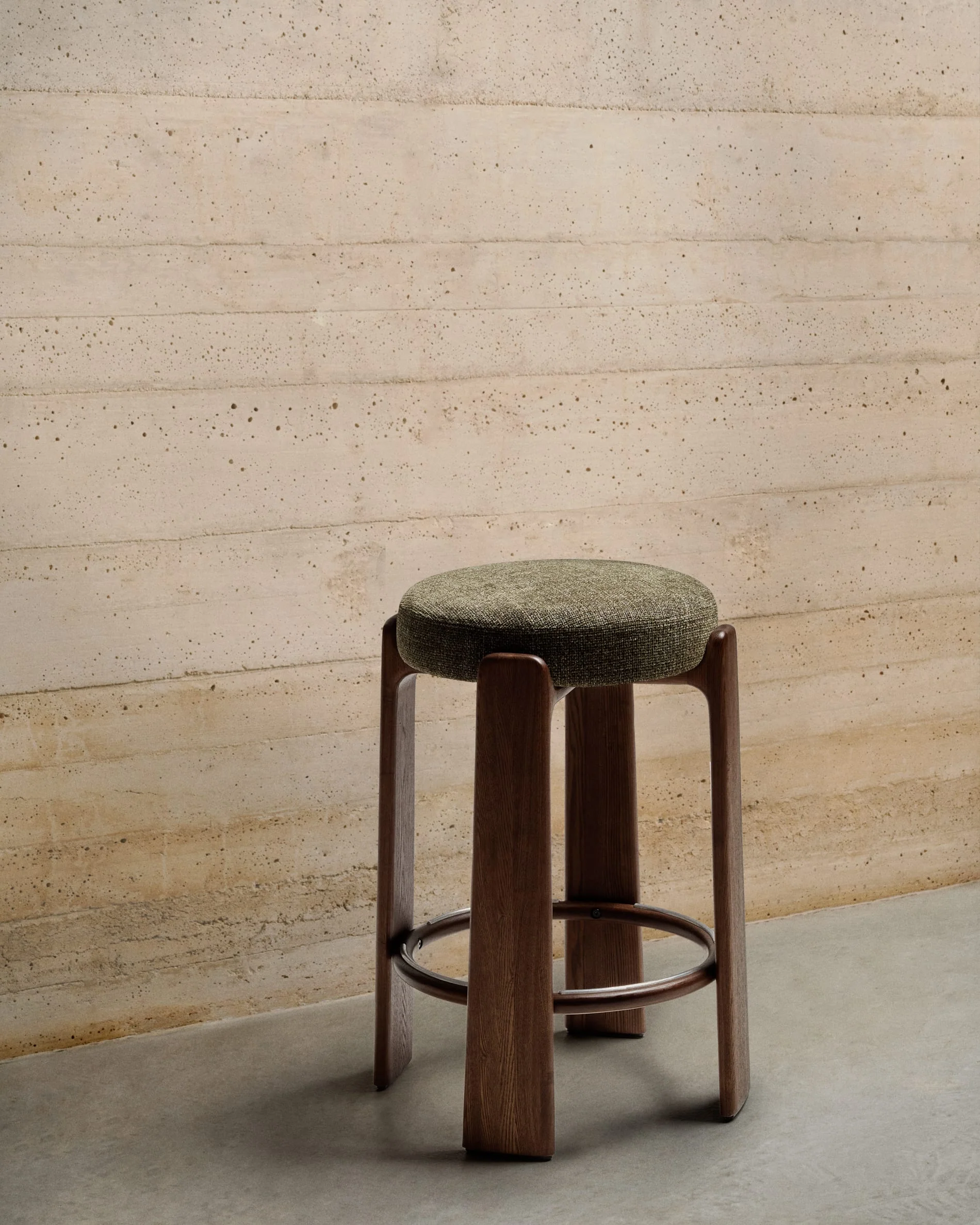 Stołek barowy GRANITE zielony szenil z ciemną jesionową podstawą - Image 2