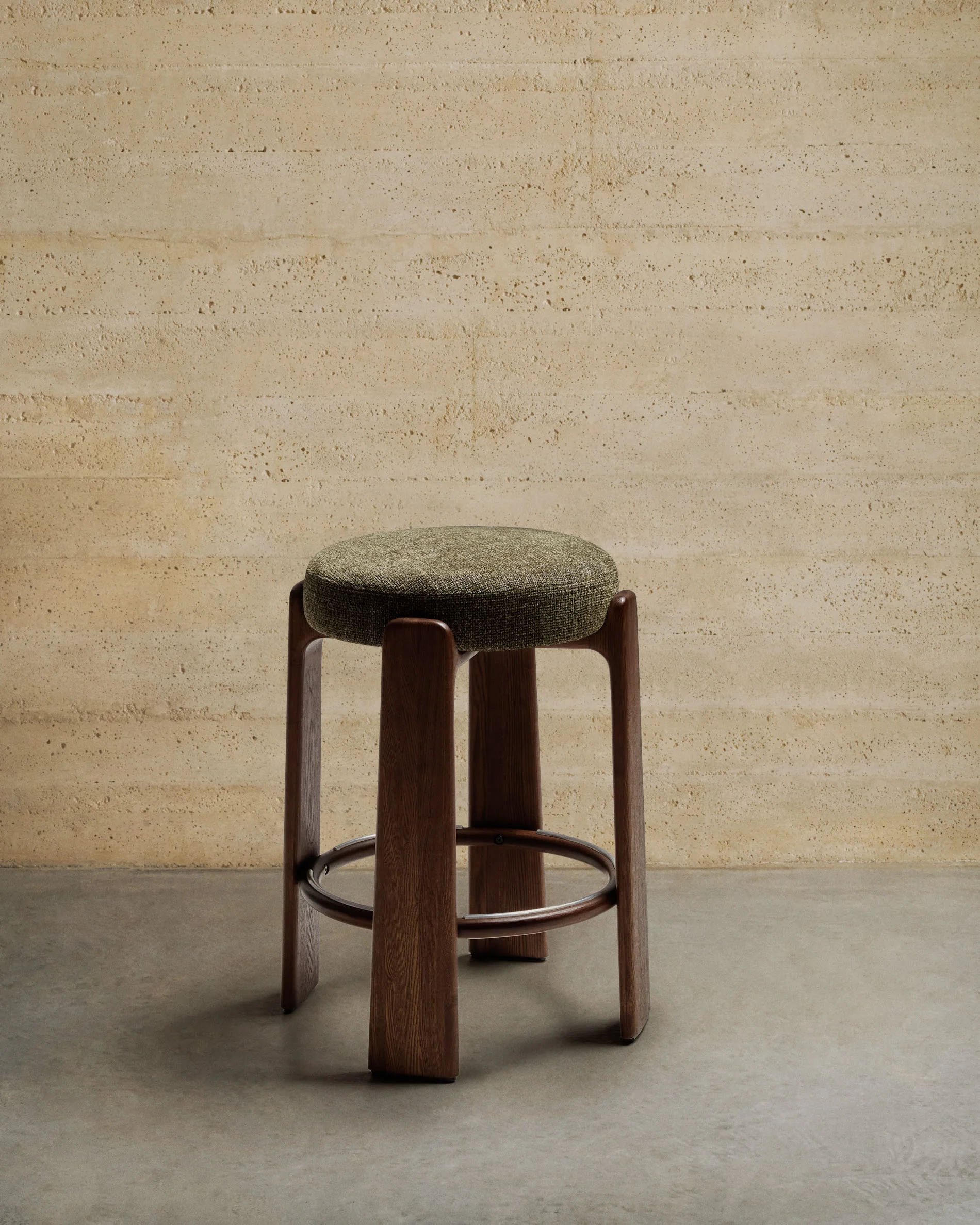 Stołek barowy GRANITE zielony szenil z ciemną jesionową podstawą - Image 3