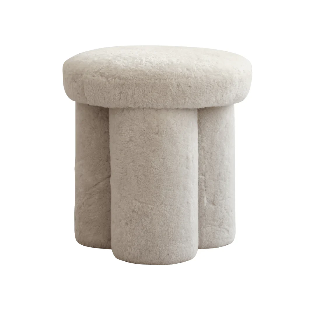 Stołek w tkaninie Sheepskin BIG FOOT piaskowy