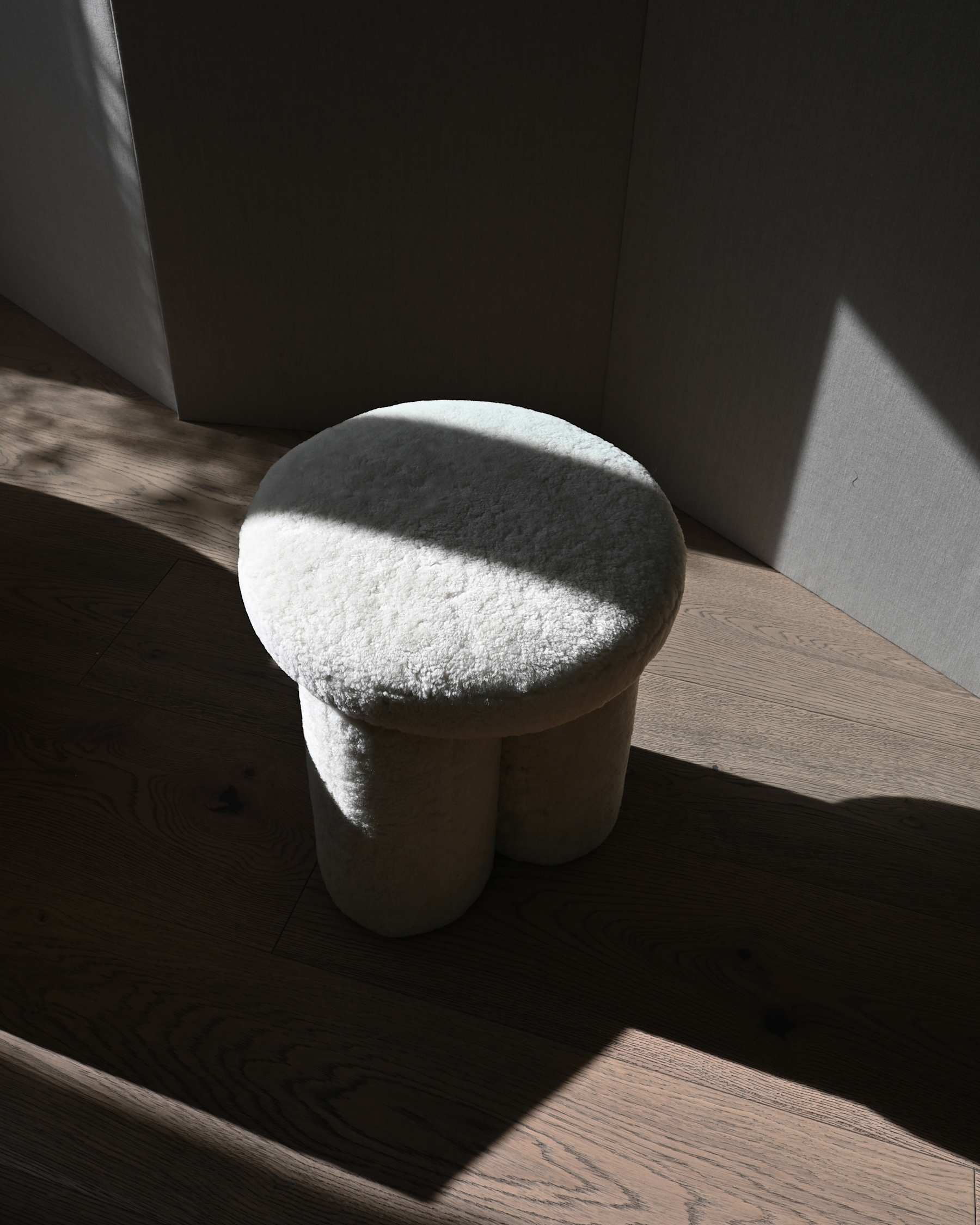 Stołek w tkaninie Sheepskin BIG FOOT piaskowy - Image 5