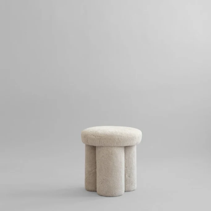Stołek w tkaninie Sheepskin BIG FOOT piaskowy - Image 9