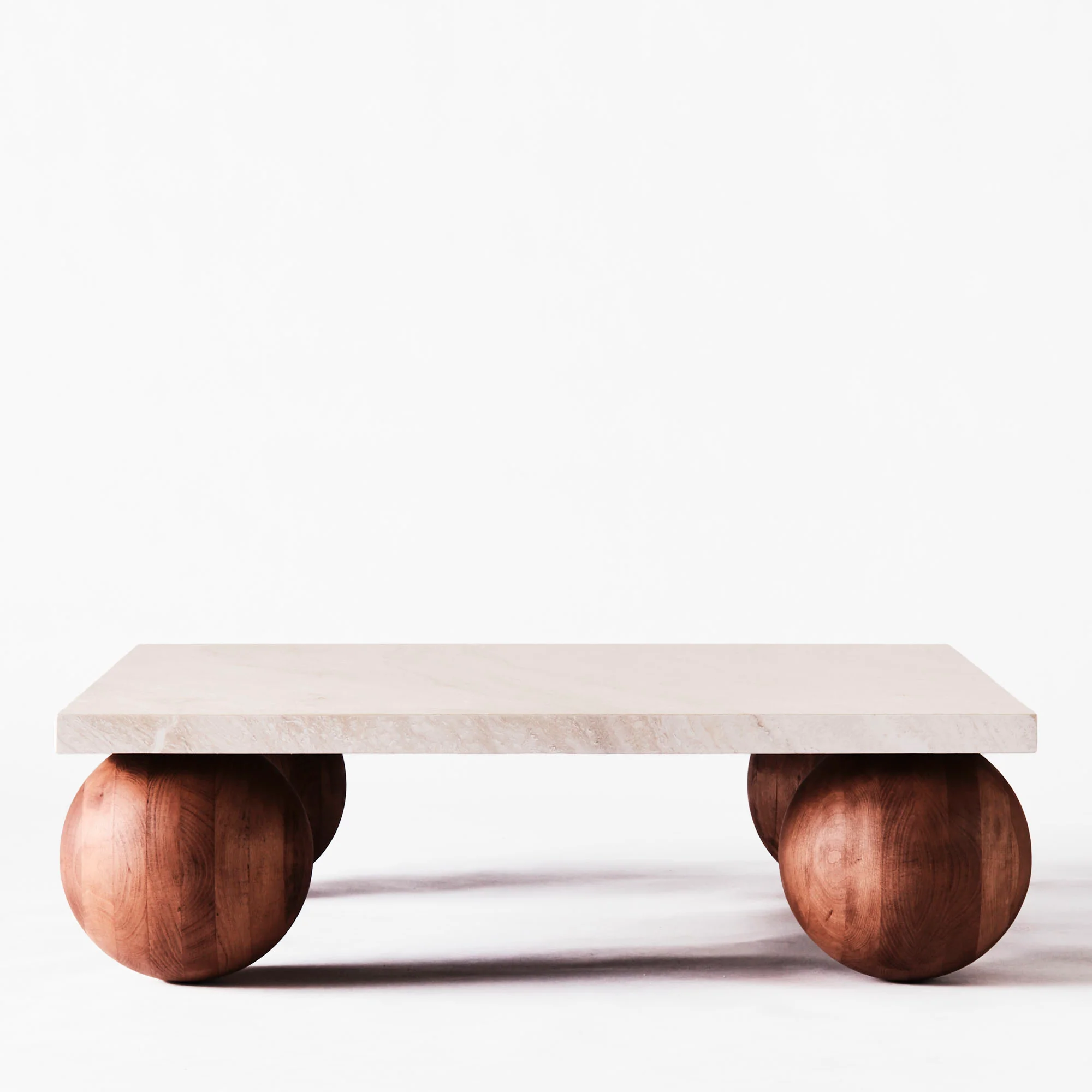 Stolik kawowy SPHERE marmur trawertynowy z jesionową podstawą - Image 3