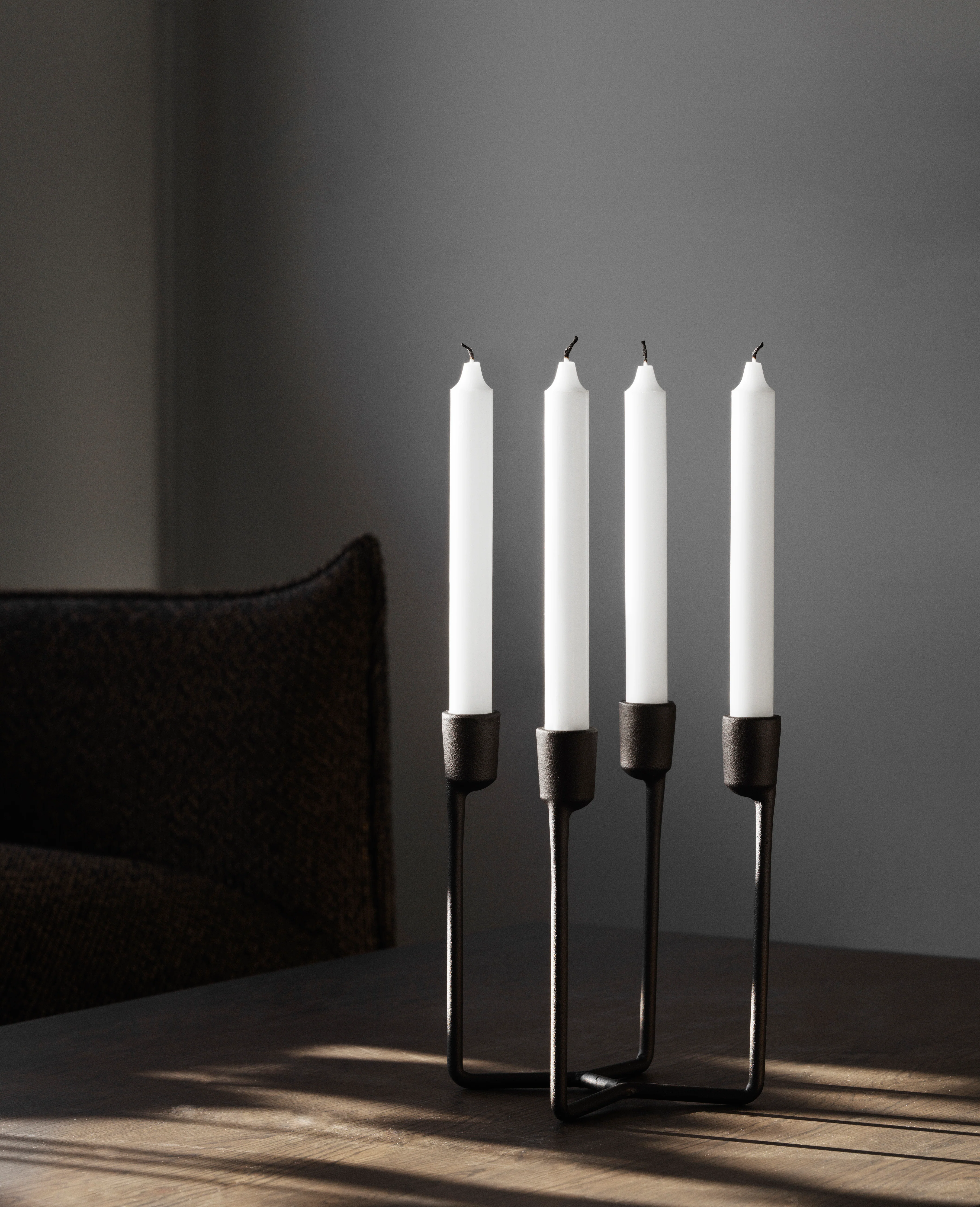 Świecznik czteroramienny HEIMA CANDLESTICK czarne żeliwo - Image 2