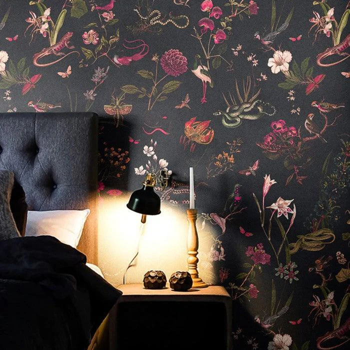 Tapeta flizelinowa z motywem roślinnym MYSTERIOUS GARDEN czarny z różowym