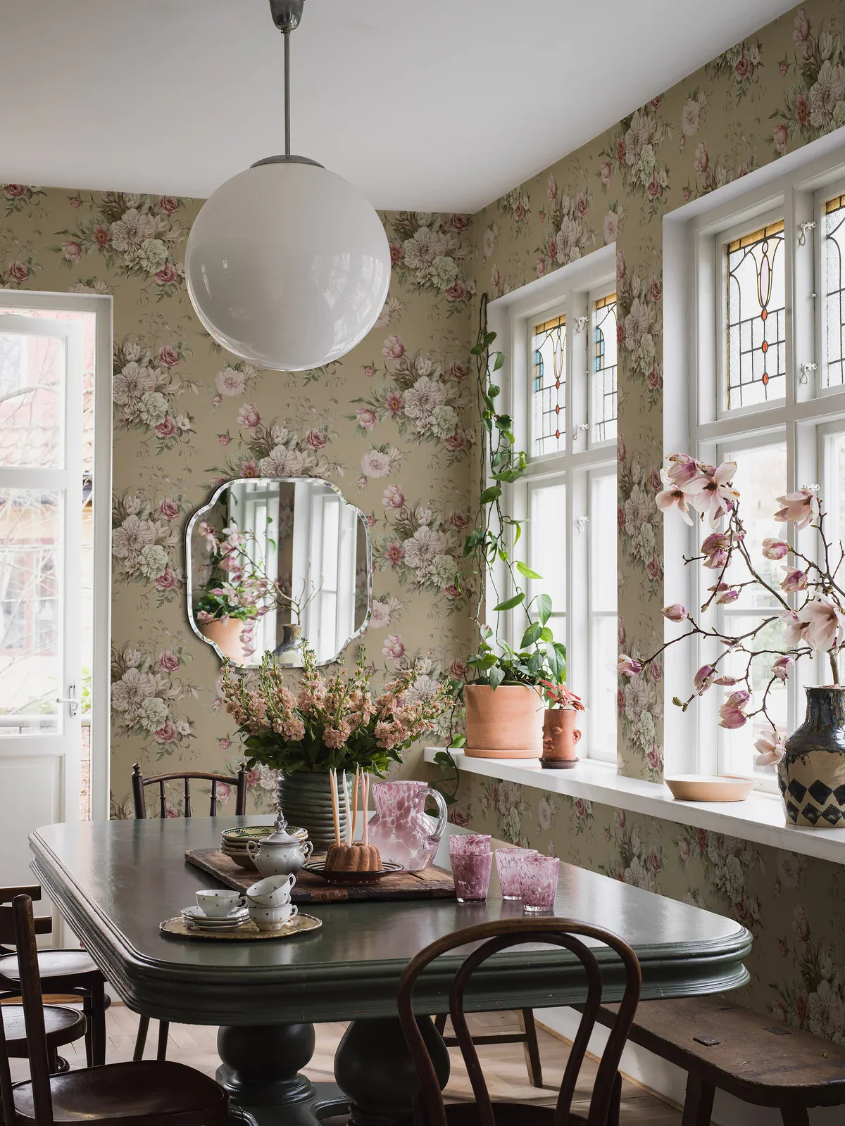 Tapeta flizelinowa papierowa z roślinnym wzorem FLORAL CHARM ciemny beż z różowym i białym - Image 5