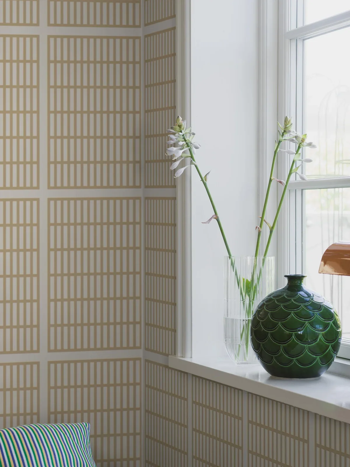 Tapeta z geometrycznym wzorem ALVAR AALTO 14/6 beżowy z białym - Image 3